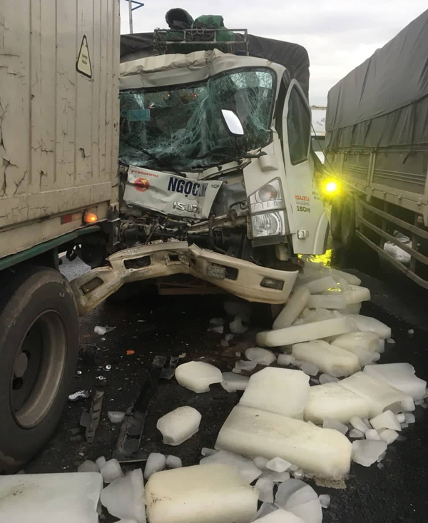 Tai nạn nghi&ecirc;m trọng giữa xe tải v&agrave; container khiến 1 phụ xe tử vong (Ảnh: Hữu Hắc)