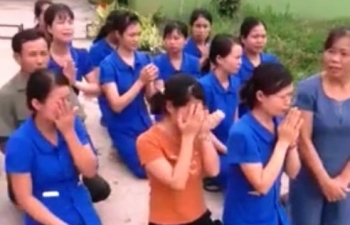 Nghệ An: Hàng chục cô giáo quỳ gối để xin được tiếp tục dạy trẻ