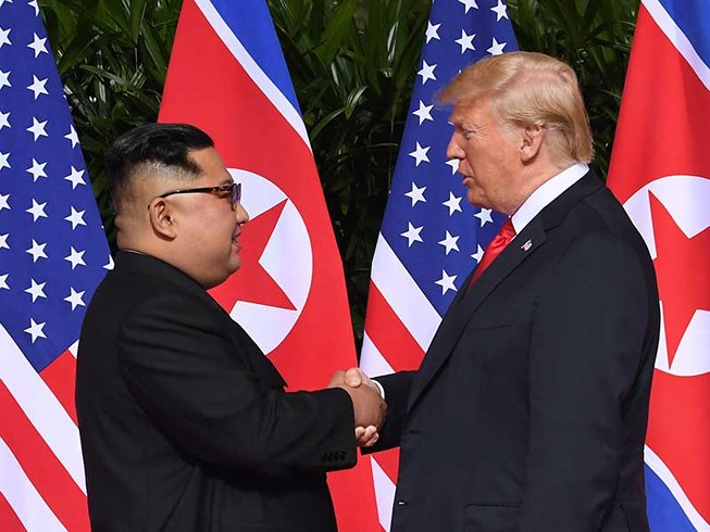 C&uacute; bắt tay lịch sử giữa nh&agrave; l&atilde;nh đạo Triều Ti&ecirc;n Kim Jong-un (tr&aacute;i) v&agrave;&nbsp;Tổng thống Mỹ Donald Trump.Ảnh: AP