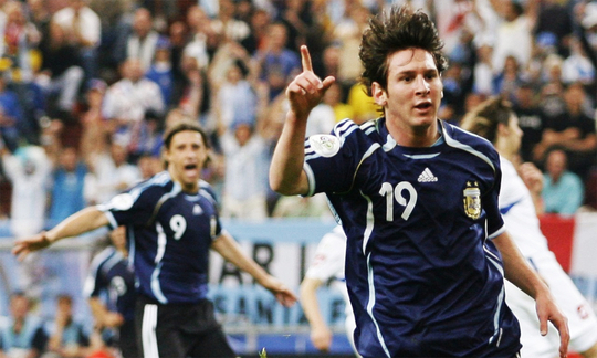 Khoảnh khắc Messi ăn mừng b&agrave;n thắng đầu ti&ecirc;n ở World Cup. Ảnh: Reuters