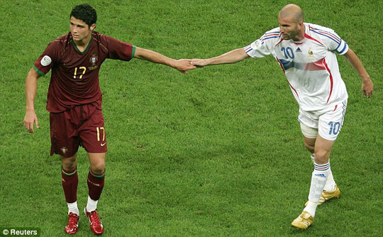 Ronaldo kh&ocirc;ng thể gi&uacute;p Bồ Đ&agrave;o Nha vượt qua tuyển Ph&aacute;p ở World Cup 2006. Ảnh: Reuters