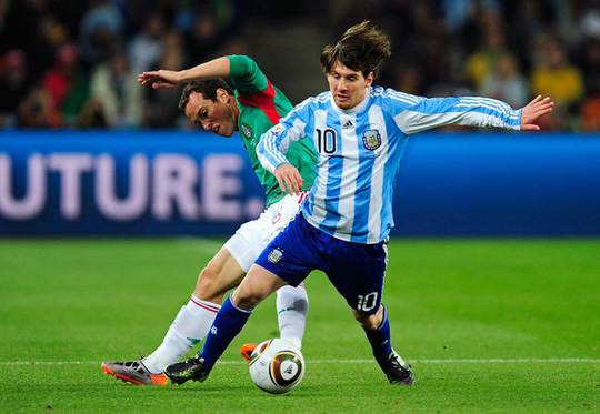Ở kỳ World Cup 2010, Messi trở th&agrave;nh cầu thủ chủ chốt của Argentina. Ảnh: Reuters