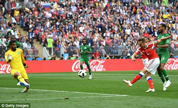 Denis Cheryshev nh&acirc;n đ&ocirc;i c&aacute;ch biệt cho đội tuyển Nga. (Ảnh: Getty Images)