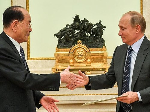 Tổng thống Nga Vladimir Putin bắt tay&nbsp;Chủ tịch Quốc hội Triều&nbsp;Ti&ecirc;n Kim Yong-nam tại Điện Kremlin, Moskva ng&agrave;y 14/6. Ảnh: AFP.