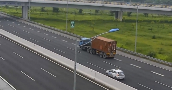 Xe container đi lùi trên cao tốc Hà Nội – Hải Phòng