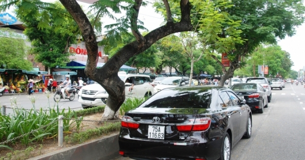 Thừa Thiên Huế: Dân đậu xe trái luật trước chợ Đông Ba, CSGT “phạt không xuể”