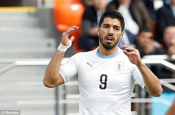 Suarez (Uruguay) kh&aacute; v&ocirc; duy&ecirc;n từ đầu trận. Ảnh: Reuters