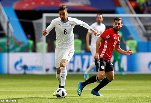 Cầu thủ Rodrigo Bentancur (tr&aacute;i, Uruguay) đi b&oacute;ng trước sự theo d&otilde;i của Abdallah Said (phải, Ai Cập). Ảnh: Reuters