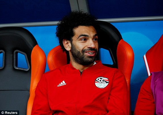 Salah (Ai Cập) ngồi tr&ecirc;n băng ghế dự bị. Ảnh: Reuters