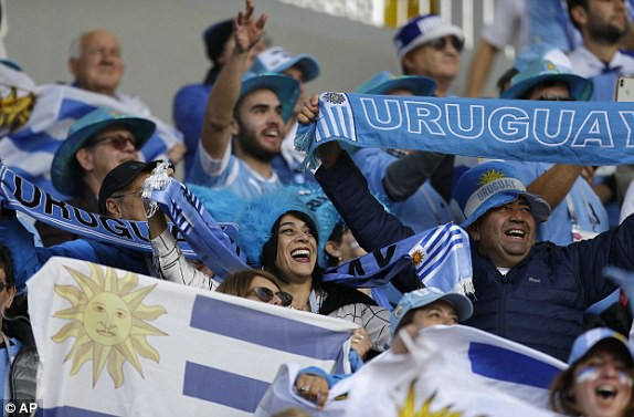 Cổ động vi&ecirc;n Uruguay tới cổ vũ cho đội nh&agrave; ở trận ra qu&acirc;n. Ảnh: AP
