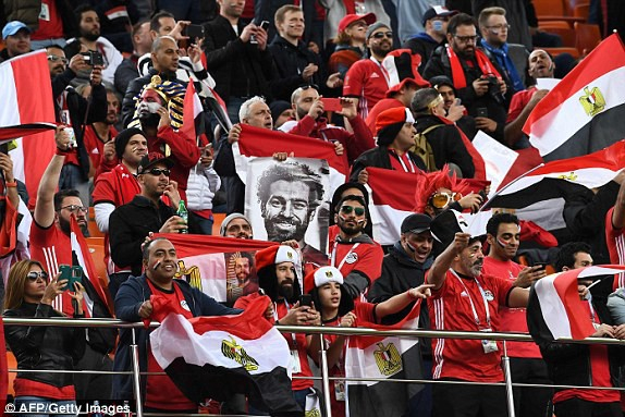 Cổ động vi&ecirc;n Ai Cập mang h&igrave;nh của Salah. Ảnh: AFP Getty Images