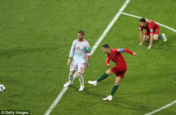 Pha lập c&ocirc;ng thứ hai của Ronaldo trong trận đấu n&agrave;y.