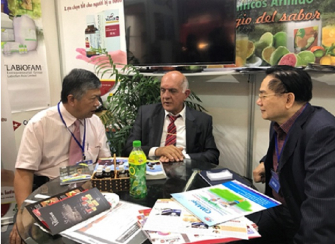 Gi&aacute;o sư Fabio trao đổi với kh&aacute;ch h&agrave;ng tại h&ocirc;i chợ Viet Nam EXPO 2018.