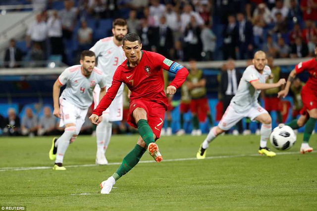 C.Ronaldo hạnh ph&uacute;c sau khi&nbsp;lập một c&uacute;&nbsp;hat-trick đầu ti&ecirc;n World Cup. Ảnh: Reuters