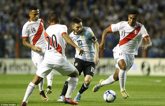 Lionel Messi đang g&aacute;nh qu&aacute; nhiều tr&aacute;ch nhiệm ở đội tuyển Argentina. Ảnh: Getty Images
