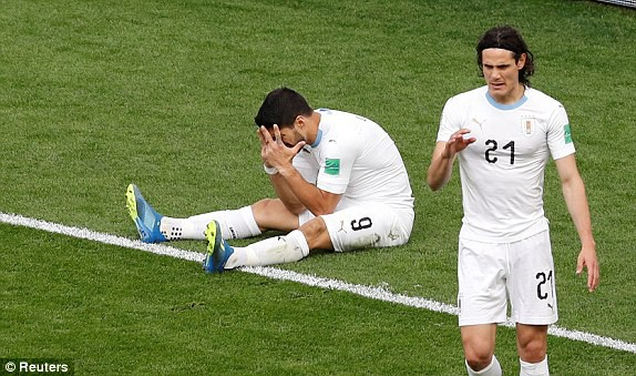 Suarez (tr&aacute;i, Uruguay) &ocirc;m mặt đầy tiếc nuối sau khi bỏ lỡ cơ hội ghi b&agrave;n. Ảnh:&nbsp;Reuters