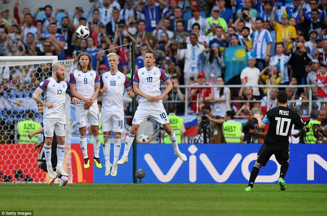 Lionel Messi đ&atilde; chơi đầy nỗ lực, nhưng h&agrave;ng thủ Iceland gần như kh&ocirc;ng c&oacute; kẽ hở.&nbsp;Ảnh: Getty Images
