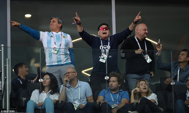 Huyền thoại Maradona đứng ngồi kh&ocirc;ng y&ecirc;n ở kh&aacute;n đ&agrave;i VIP trong cả trận đấu.&nbsp;Ảnh: Reuters