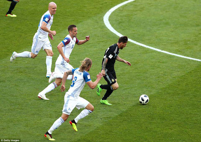 Messi lu&ocirc;n bị 3 hoặc 4 cầu thủ Iceland bao v&acirc;y mỗi khi nhận b&oacute;ng.&nbsp;Ảnh: Getty Images