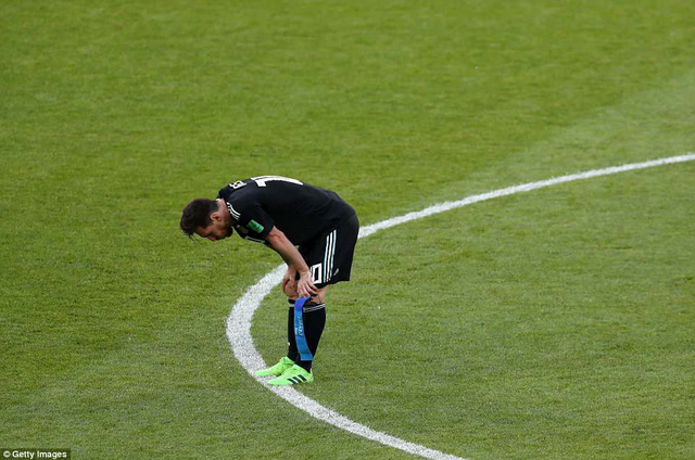 Nỗi thất vọng của Messi khi Argentina bị cầm h&ograve;a.&nbsp;Ảnh: Getty Images