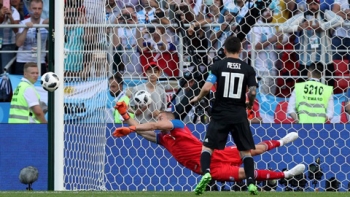 Messi sút trượt penalty, Argentina hòa Iceland trong "đau đớn"
