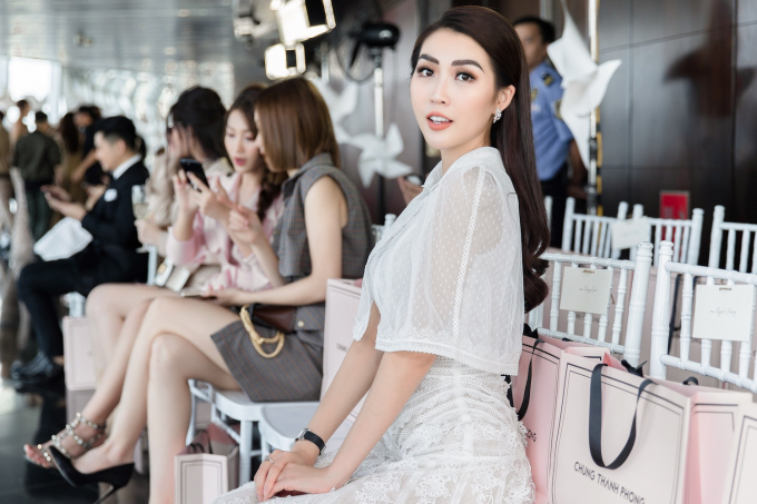 Tường Linh diện đầm ren thanh khiết dự show thời trang Chung Thanh Phong