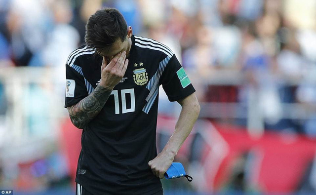 Messi buồn b&atilde;...khi kh&ocirc;ng trả lời được&nbsp;Cristiano Ronaldo. Ảnh: AP