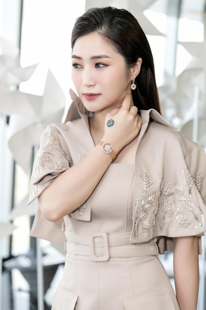 Hương Tr&agrave;m khoe đồng hồ v&agrave; bộ trang sức tiền tỉ tại show diễn NTK Chung Thanh Phong