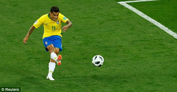 C&uacute; cứa l&ograve;ng của Coutinho mở tỉ số cho Brazil. (Ảnh Reuters)