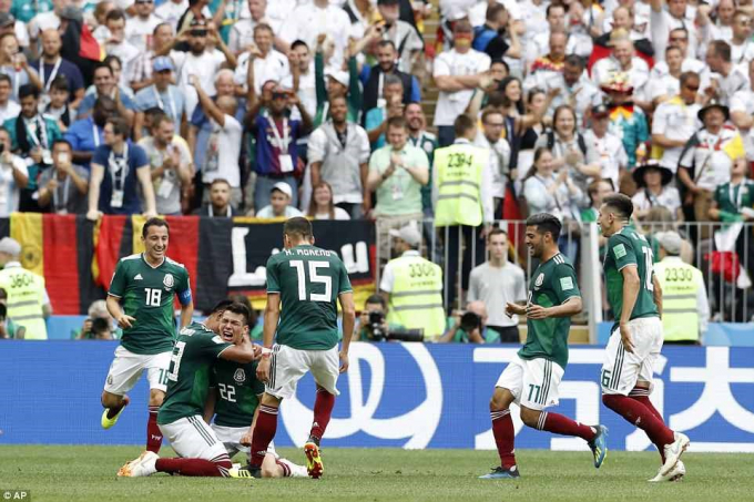 Niềm vui của c&aacute;c cầu thủ Mexico sau pha lập c&ocirc;ng của Lozano.