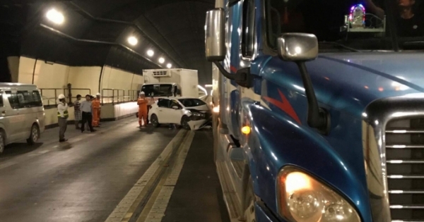 Xảy ra tai nạn liên hoàn trong hầm đường bộ Hải Vân