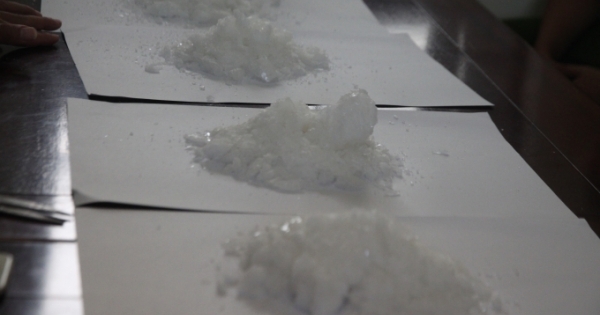 Đột kích nhà “trùm” ma túy tóm gọn 2 đối tượng thu giữ gần 1kg ma túy đá