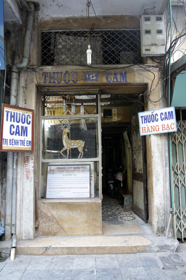 Những tấm biển ở Hiệu thuốc Cam ở phố H&agrave;ng Bạc, rất nổi tiếng đối với người H&agrave; Nội.