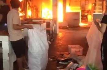 Clip lửa cháy cuồn cuộn tại chợ huyện Sóc Sơn, Hà Nội