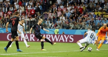 Messi hoàn toàn "tắt điện", Argentina thua tan nát trước Croatia