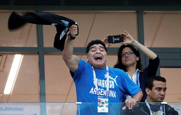 Maradona cổ vũ cho c&aacute;c đ&agrave;n em