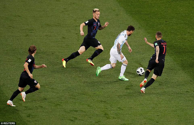 Messi lu&ocirc;n bị c&aacute;c hậu vệ Croatia bao quanh mỗi khi cầm b&oacute;ng