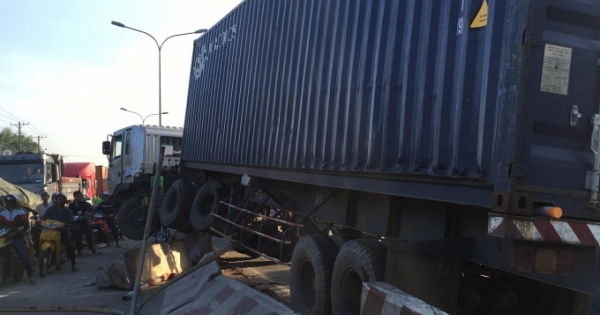 Bình Dương: Xe container mất lái, tông hàng loạt dải phân cách