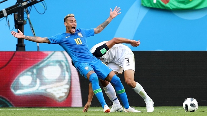 T&igrave;nh huống Neymar ngả ngửa trong v&ograve;ng cấm địa của Costa Rica.