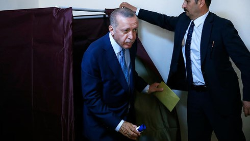 &Ocirc;ng Erdogan đi bỏ phiếu trong cuộc bầu cử ng&agrave;y 24/6. (Ảnh: AP)