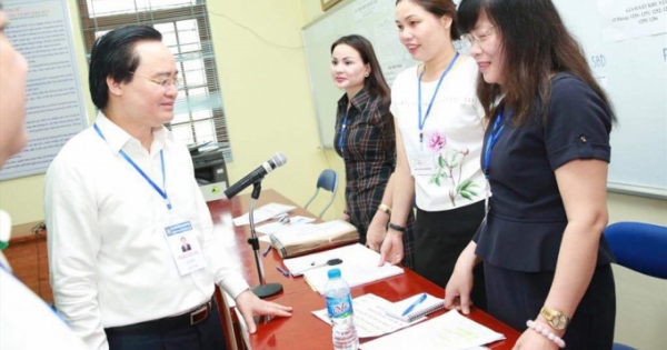 Bộ trưởng Bộ giáo dục kiểm tra đột xuất điểm thi tại Hà Nội