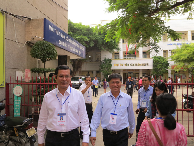 Thứ trưởng Bộ GD-ĐT Nguyễn Văn Ph&uacute;c dẫn đầu đo&agrave;n c&ocirc;ng t&aacute;c của Bộ kiểm tra c&ocirc;ng t&aacute;c tổ chức thi THPT quốc gia tại TPHCM