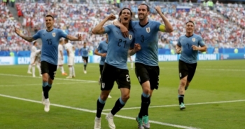 Uruguay "vặt lông" gấu trắng Nga với 3-0 giành ngôi đầu bảng A