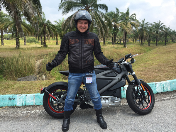 Nh&agrave; b&aacute;o Nguyễn Anh Tuấn l&agrave; một trong số &iacute;t người được chạy thử chiếc Harley Davidson động cơ điện tại đường đua Sepang, Malaysia.