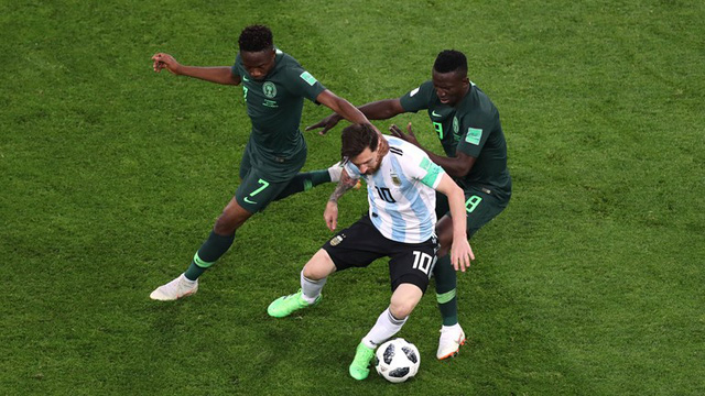 Một m&igrave;nh Messi trong v&ograve;ng v&acirc;y c&aacute;c cầu thủ Nigeria