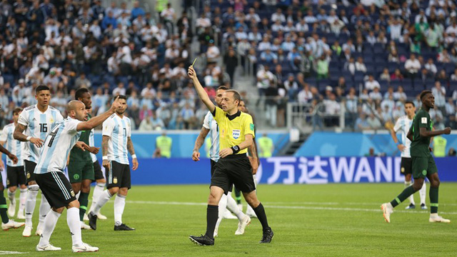 Mascherano mắc sai lầm khiến Argentina phải chịu phạt đền