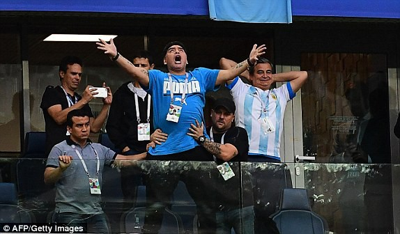 Argentina 2-1 Nigeria: Messi mở tỉ số, Rojo l&agrave;m sống lại giấc mơ