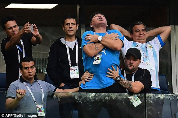 Niềm vui của Maradona tr&ecirc;n kh&aacute;n đ&agrave;i