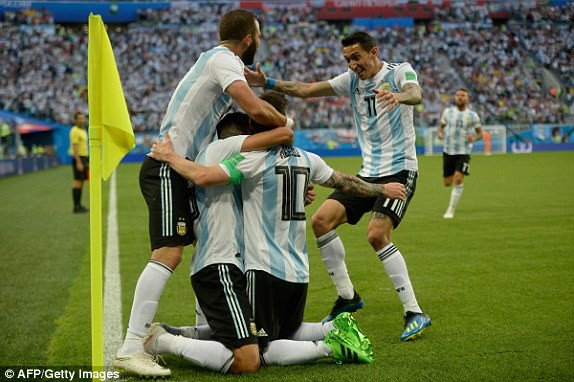 Argentina 2-1 Nigeria: Messi mở tỉ số, Rojo l&agrave;m sống lại giấc mơ