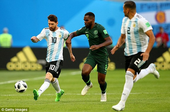 Hậu vệ Nigeria đang k&egrave;m Messi rất chặt